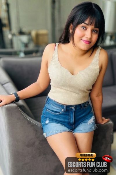 Priyanka mature call girl Bodakdev Ahmedabad